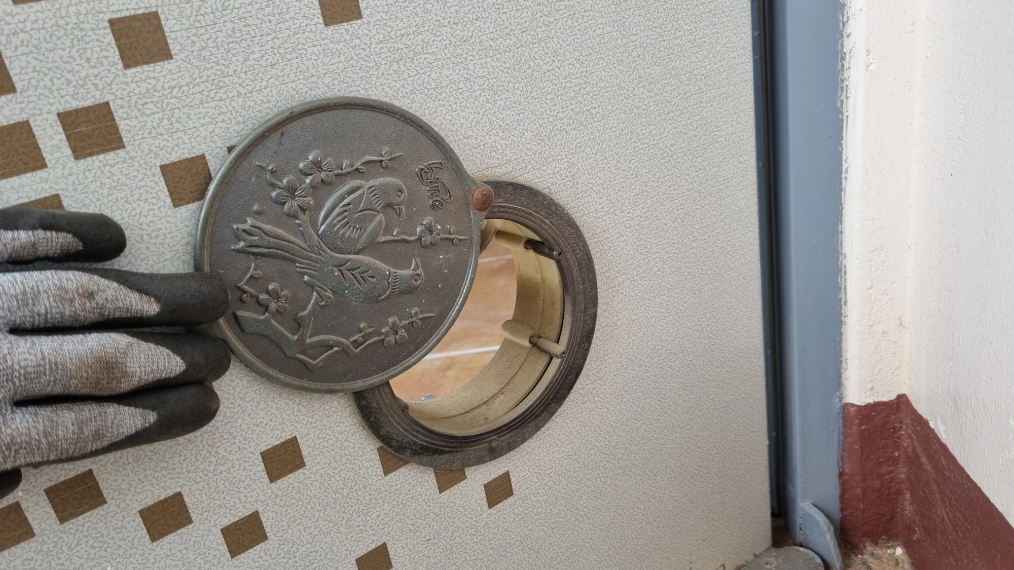 현관문 우유투입구 열린 모습