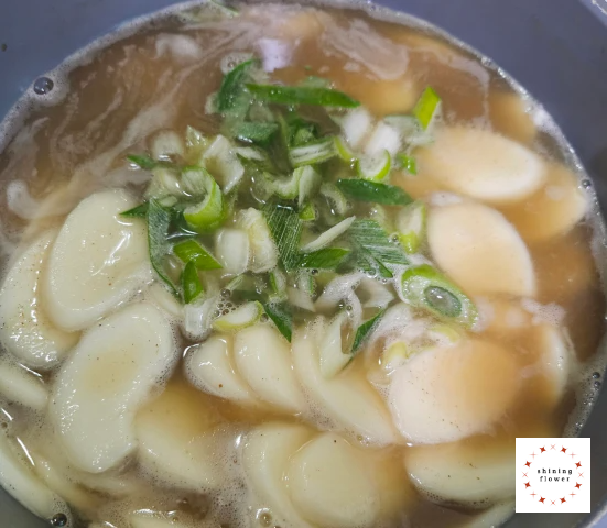 떡국이 끓을 때 파를 넣은 사진