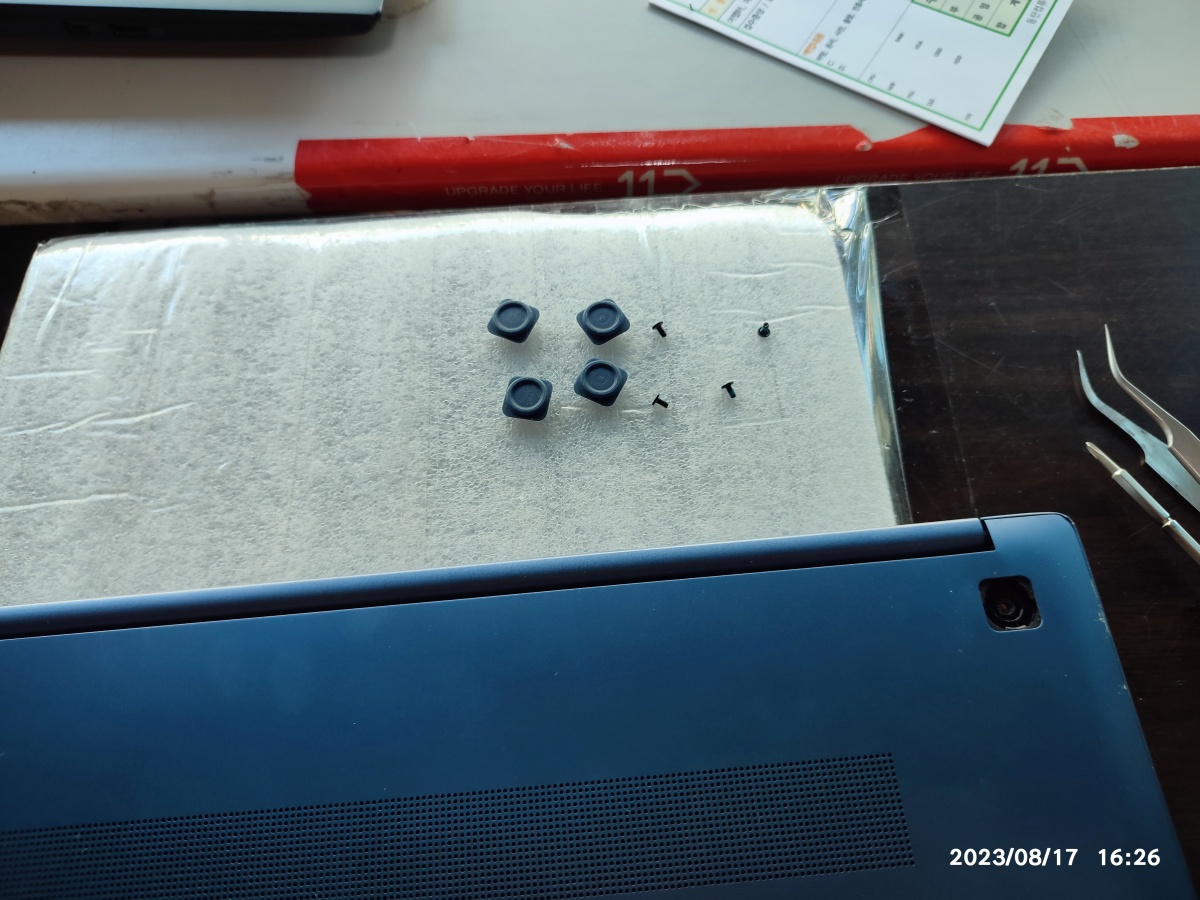 노트북 고정 나사를 풀었습니다.