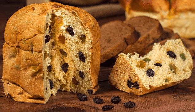 폭신한 식빵 속에 건포도들이 가득 들어있다. 오른쪽에는 빵조각이 있고 속에는 건포도들이 가득하다.