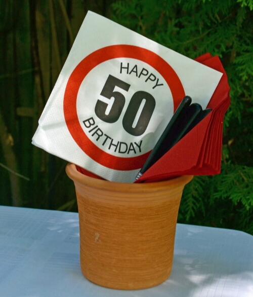 화분에 생일 축하 문구 50 숫자 꽂혀있음