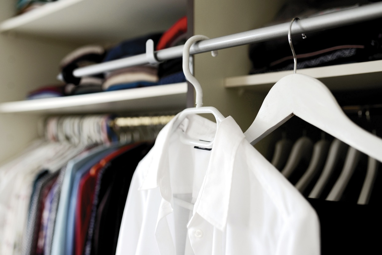 옷걸이에 걸려있는 하얀색 셔츠