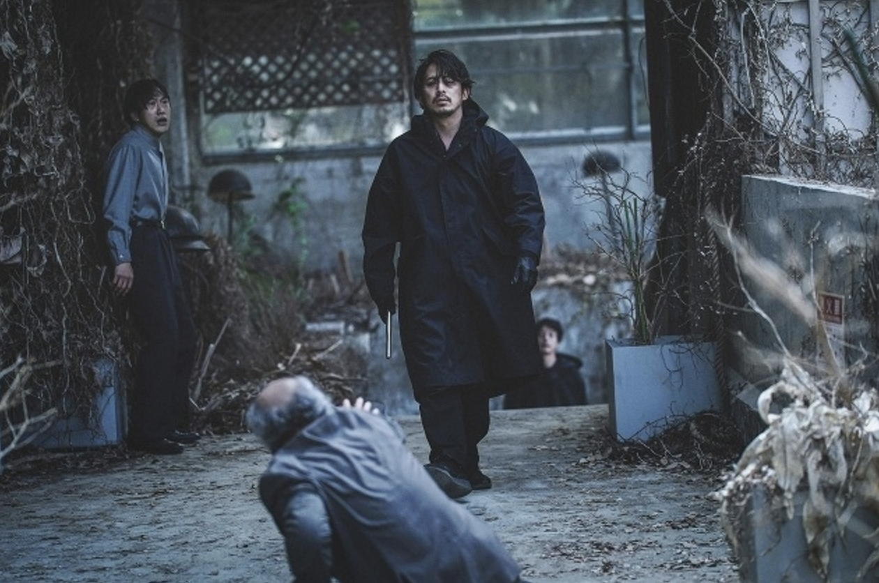 넷플릭스 시리즈 '헬독스'에서 연태(장첸 분)가 권총을 들고 폐허 속에 등장하는 장면