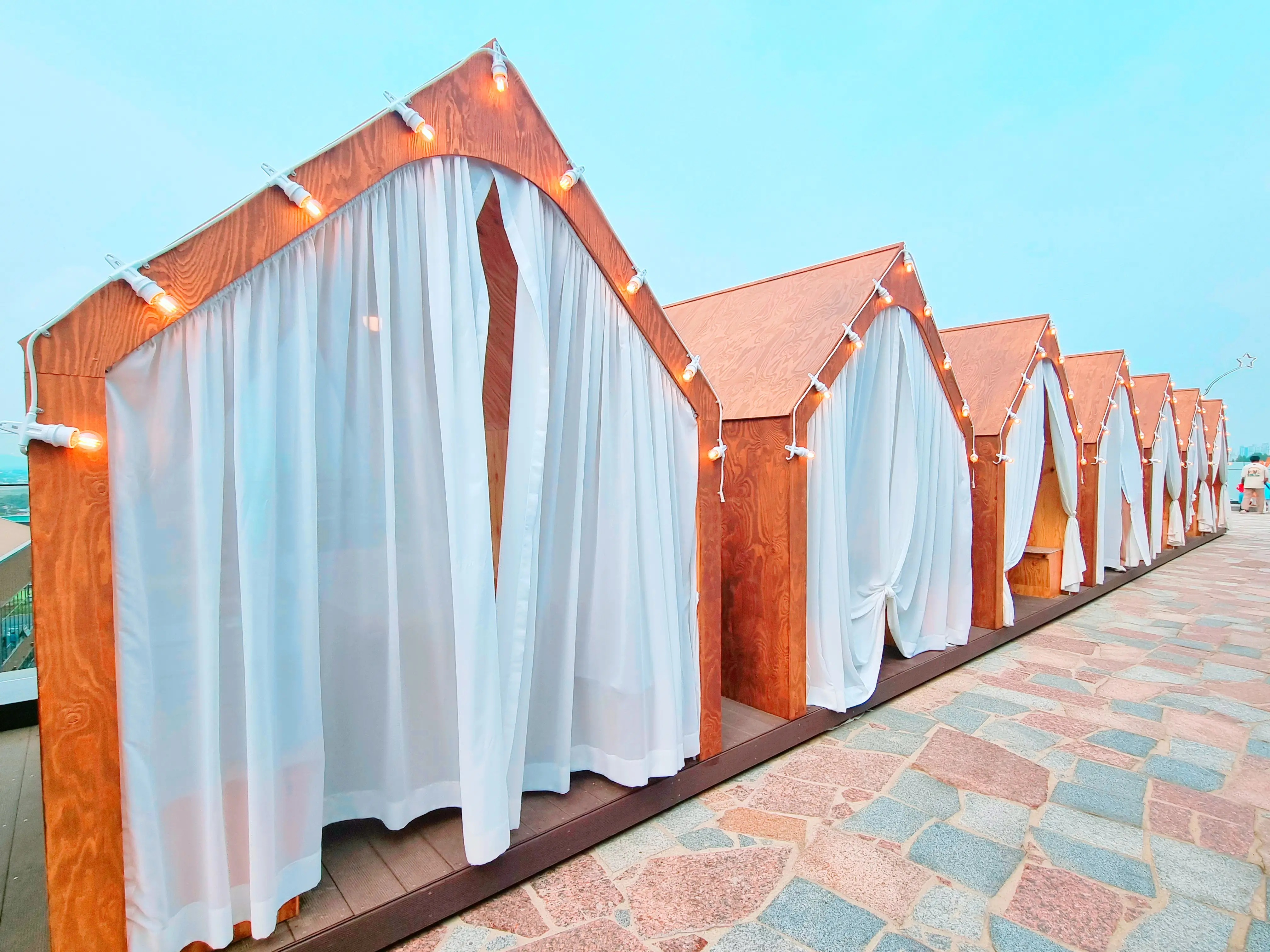 김포 라데아 카페: 깔끔한 감성과 야외 숲 정원의 편안함