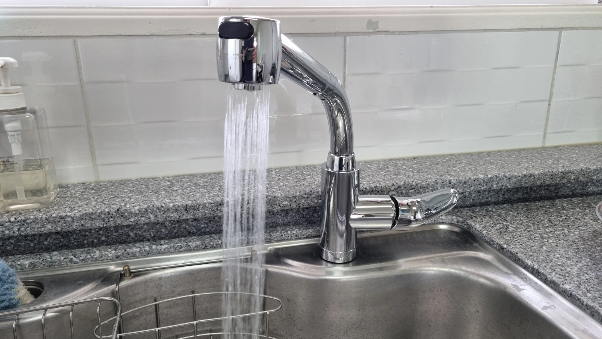 싱크대 수도꼭지 원홀수전 설치 완료 모습