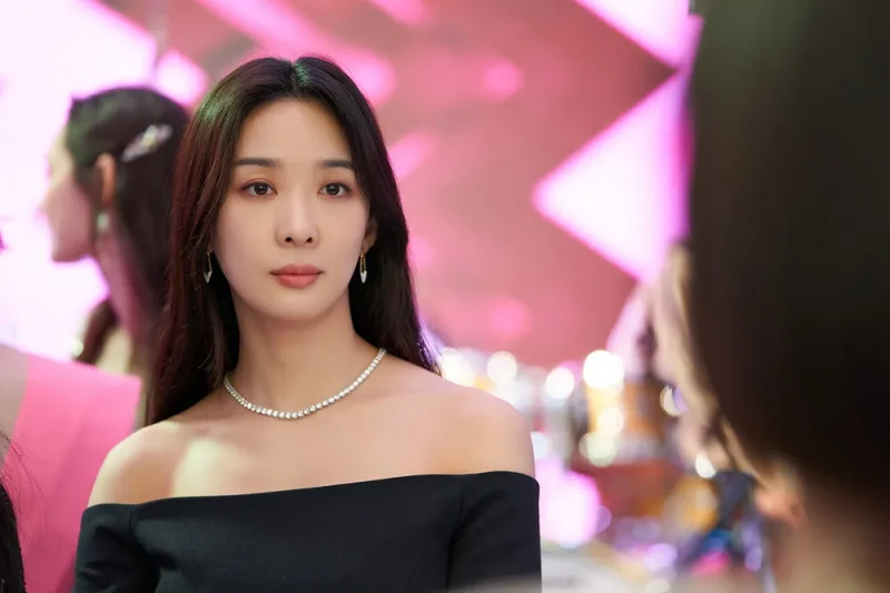 어느 패션샵을 배경으로 검은 드레스와 긴 갈색머리로 우아한 모습의 이청아
