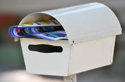 메일함 속 우편물 – 왜 종이 우편은 사라지지 않았을까?