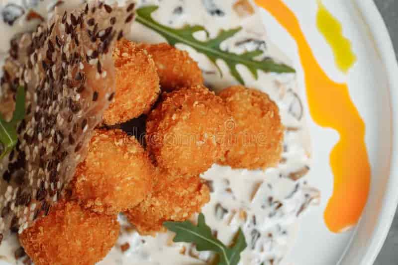 노릇하게 튀겨진 감자고로케가 접시에 담긴 모습. 겉은 바삭하고 황금빛이며, 빵가루 코팅이 선명하게 보이는 전형적인 홈메이드 감자고로케 이미지