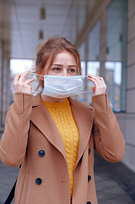 얼굴에-마스크를-대고-늘려-쓰는-모습