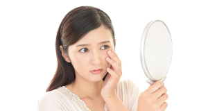 거울을 보는 여성