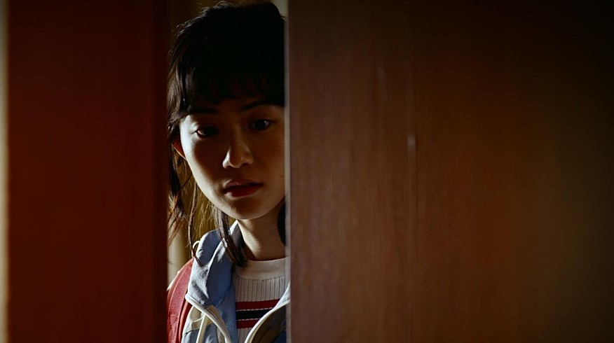 뭔가를 바라보는 여성의 모습