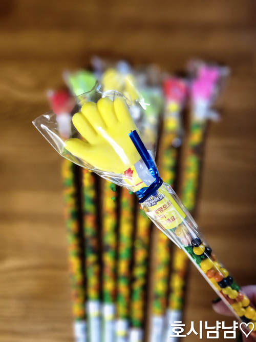 가위바위보 초콜릿 스틱 중 보 모양 손 인형 클로즈업