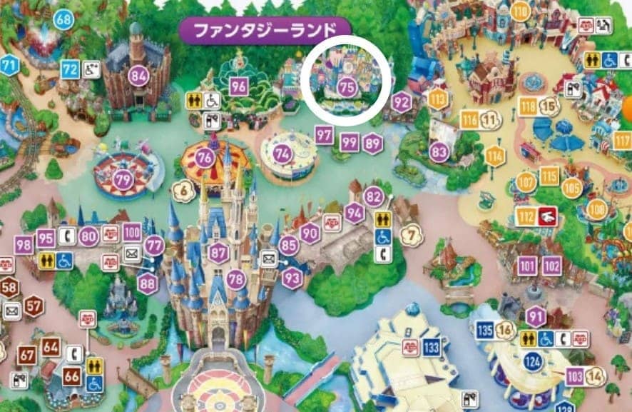 디즈니랜드 지도위에 동그라미가 그려져 있다.