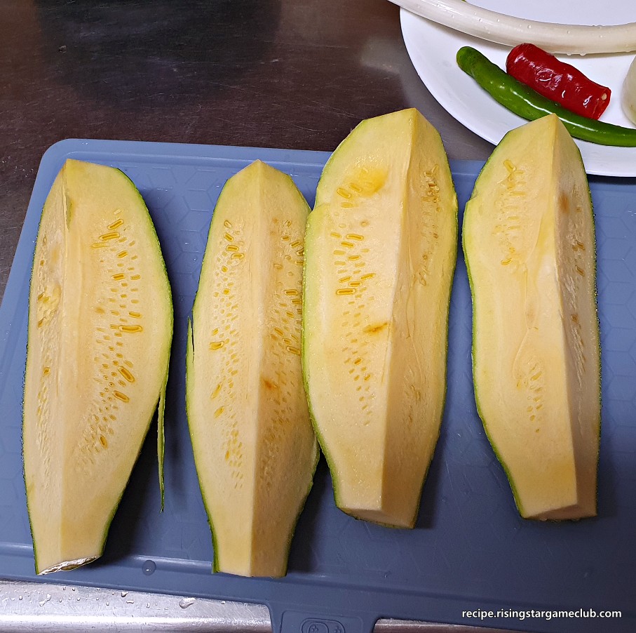 호박 볶음을 하기 위해서 호박을 길게 4등분 한 사진