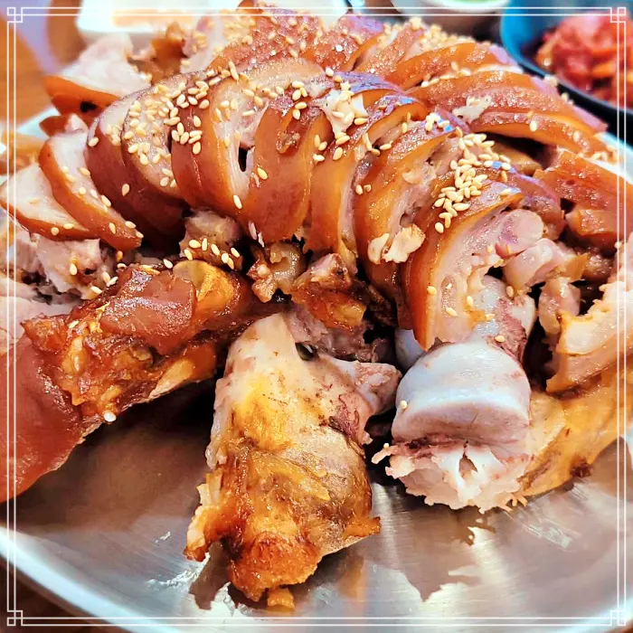 마포, 공덕 맛집 20년째 골목을 지킨 전통의 맛 한방 족발