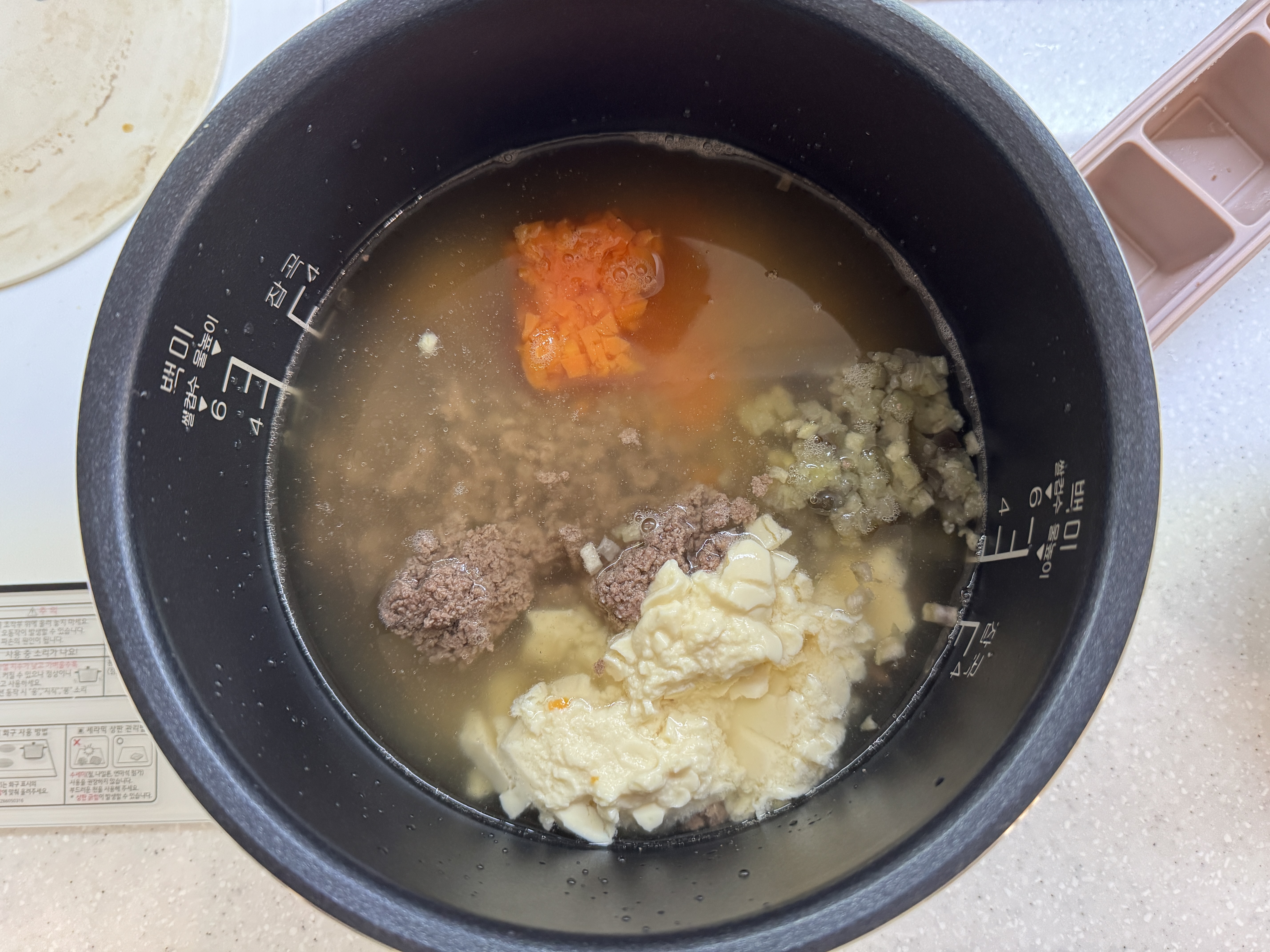 당근큐브, 가지큐브, 소고기큐브, 연두부를 밥솥에 넣은 사진