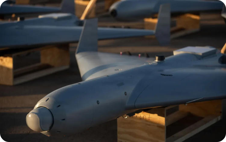 중동 작전권역 기지 활주로에 배치된 LUCAS(루카스) 공격드론. 11월 23일(현지시간) 촬영. 대당 약 3만5000달러로 저비용&middot;대량전력화 전략의 일환으로 운용된다. 센트콤 제공