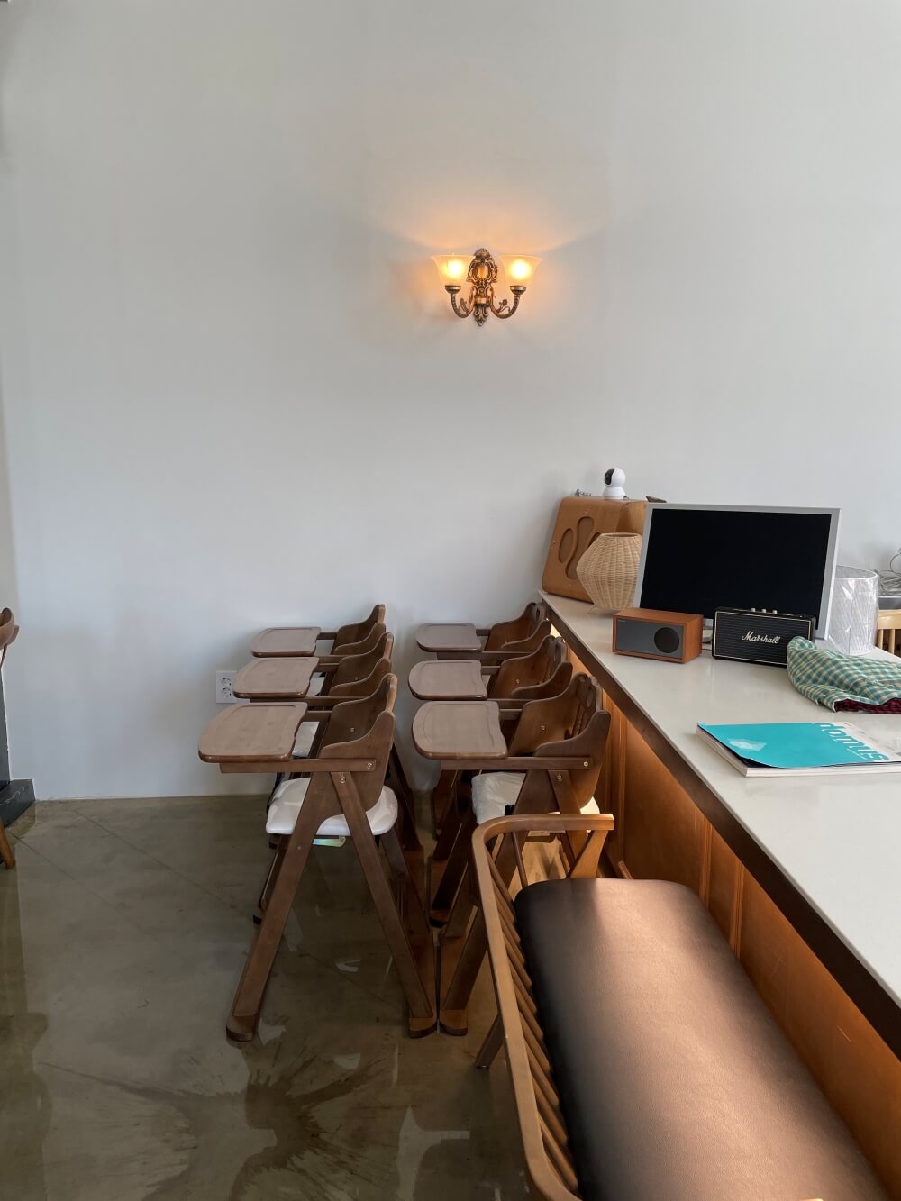 브런치-카페-분덕스-매장내-비치된-아기의자