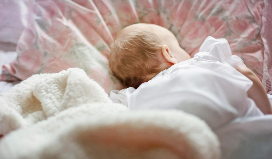 침대 자고있는 아이