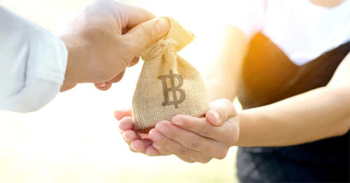 돈-주머니를-건네고-받는-손-모양-사진