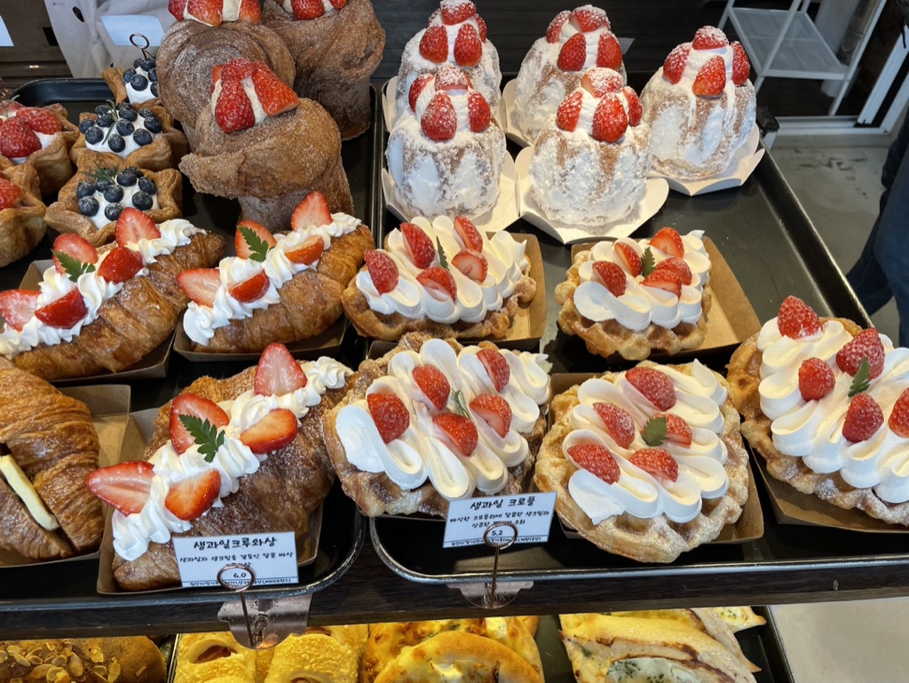 생과일 크루와상과 생과일크로플