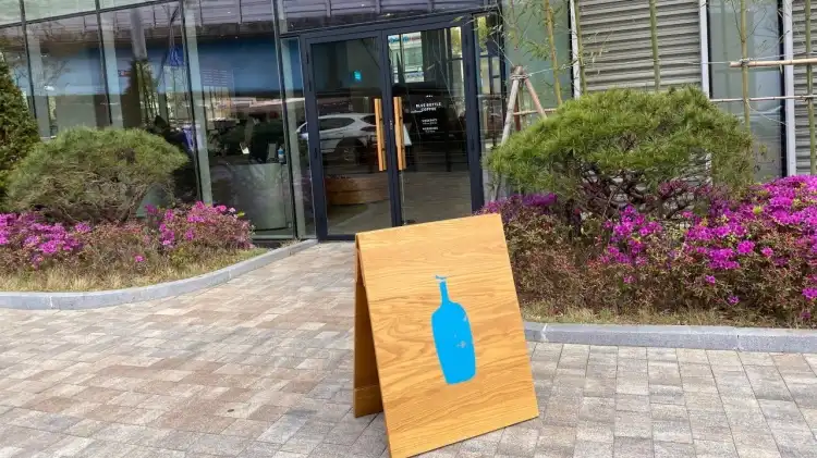 블루보틀 압구정 카페 외부 전경