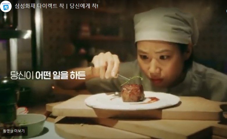 여자-요리사가-음식에-데코레이션을-하고-있습니다.