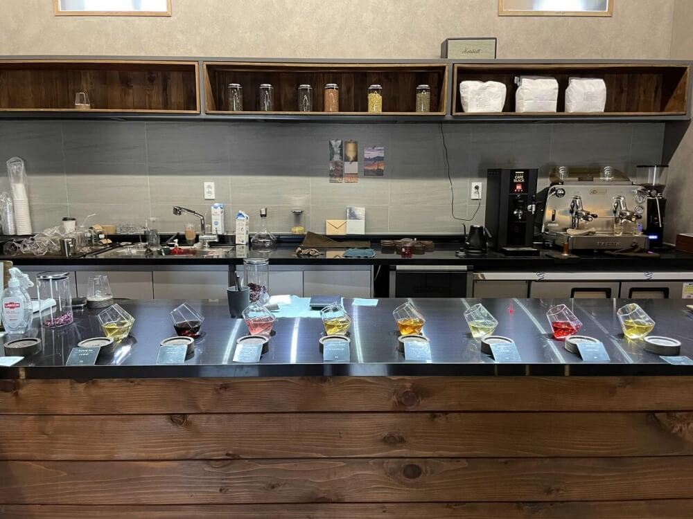 제주-카페-테-카운터에-진열된-티-종류