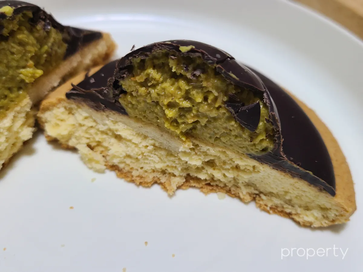 초코쿠키의-반쪽-초콜릿-안쪽-연두색피스타치오-카다이프-두꺼운-두께의-쿠키