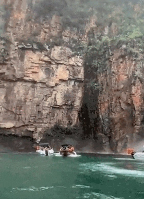 브라질 관광지 절벽 붕괴로 배 덮쳐 최소 7명 사망 참사 VIDEO:Shocking moment Brazilian cliff collapses on two tourist boats near popular sightseeing spot...