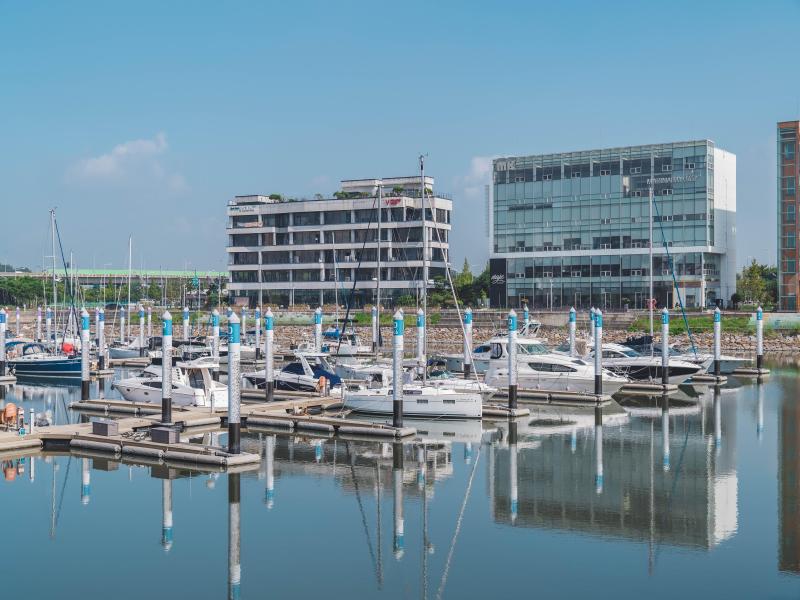 아라뱃길 광장 바다에 보트가 정박되어 있는 모습