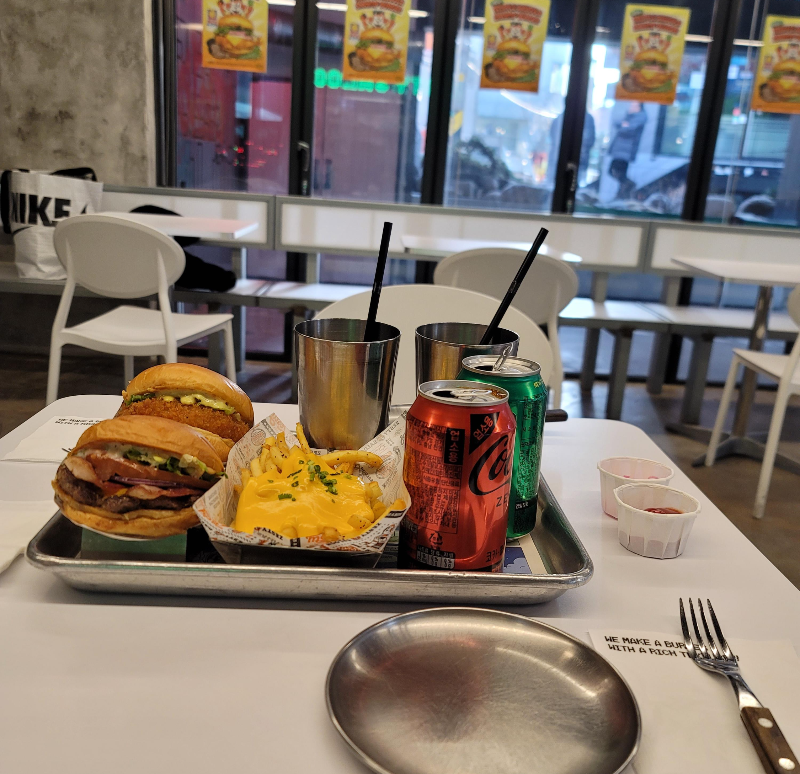 수제버거, 치즈 프라이, 음료수