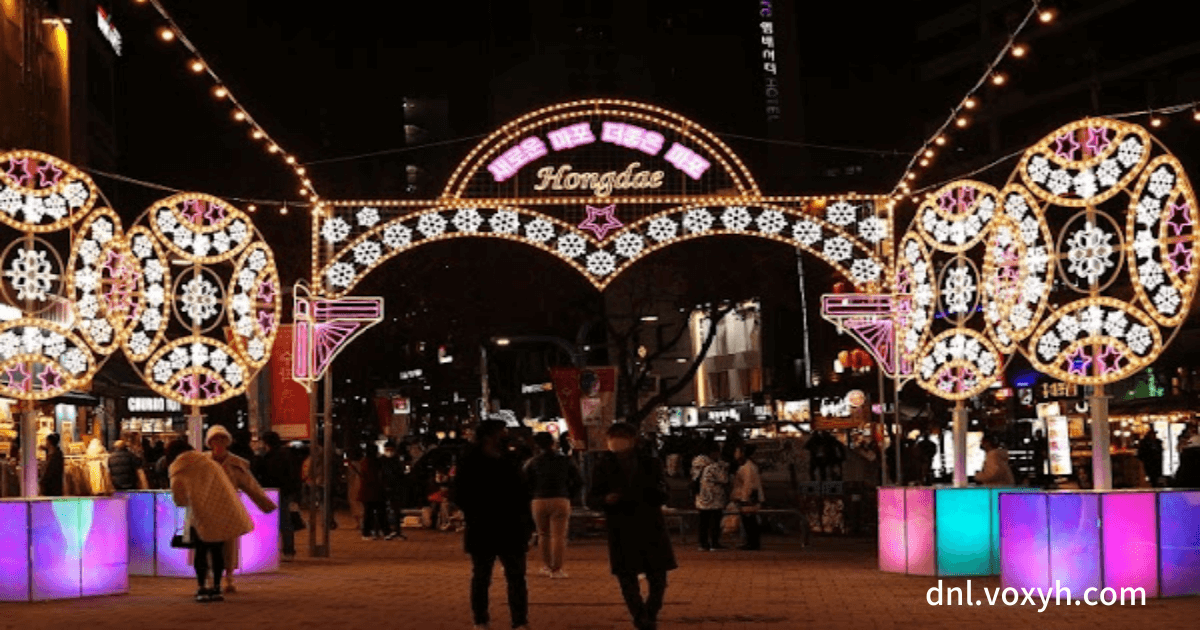 홍대의 야간 길거리 불빛들