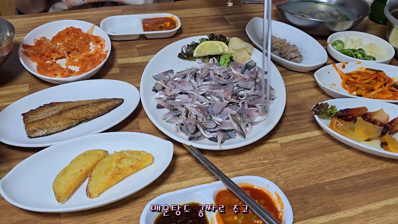 고등어구이, 튀김, 전어회까지 한 상 가득 나온 모습이에요.