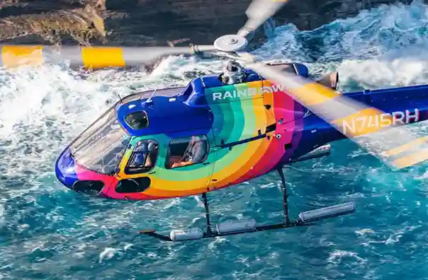 하와이 오아후 로열 크라운 헬기투어 중 바다 위를 나는 헬리콥터 모습