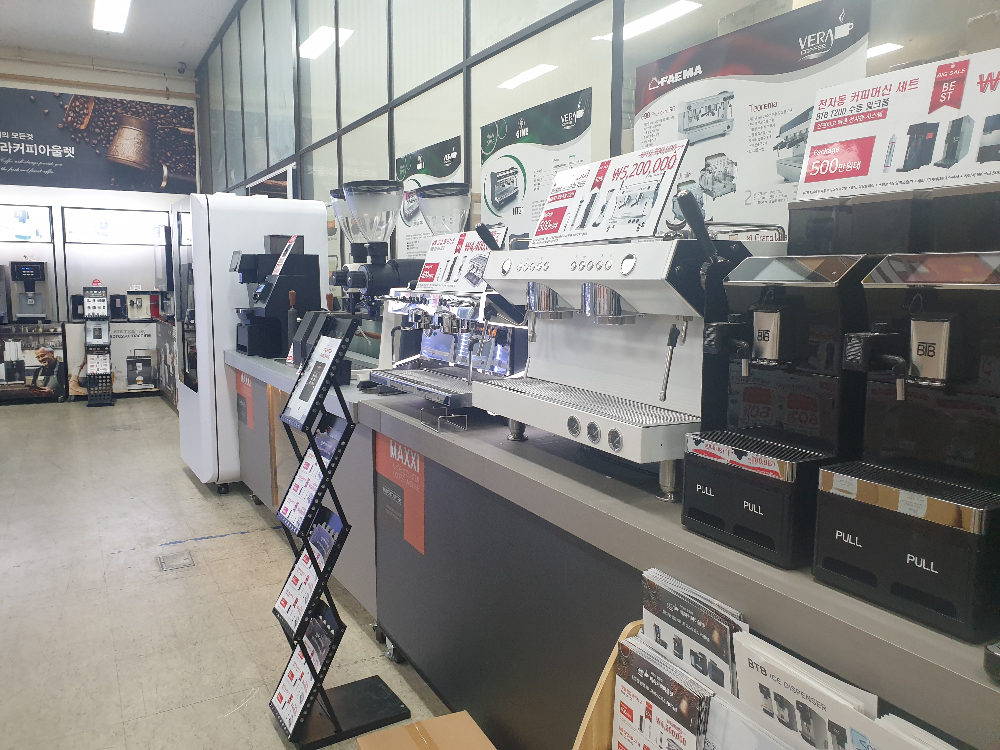 창업 장비- 전자동 머신, 반자동 머신, 자판기 등이 놓여있다.
