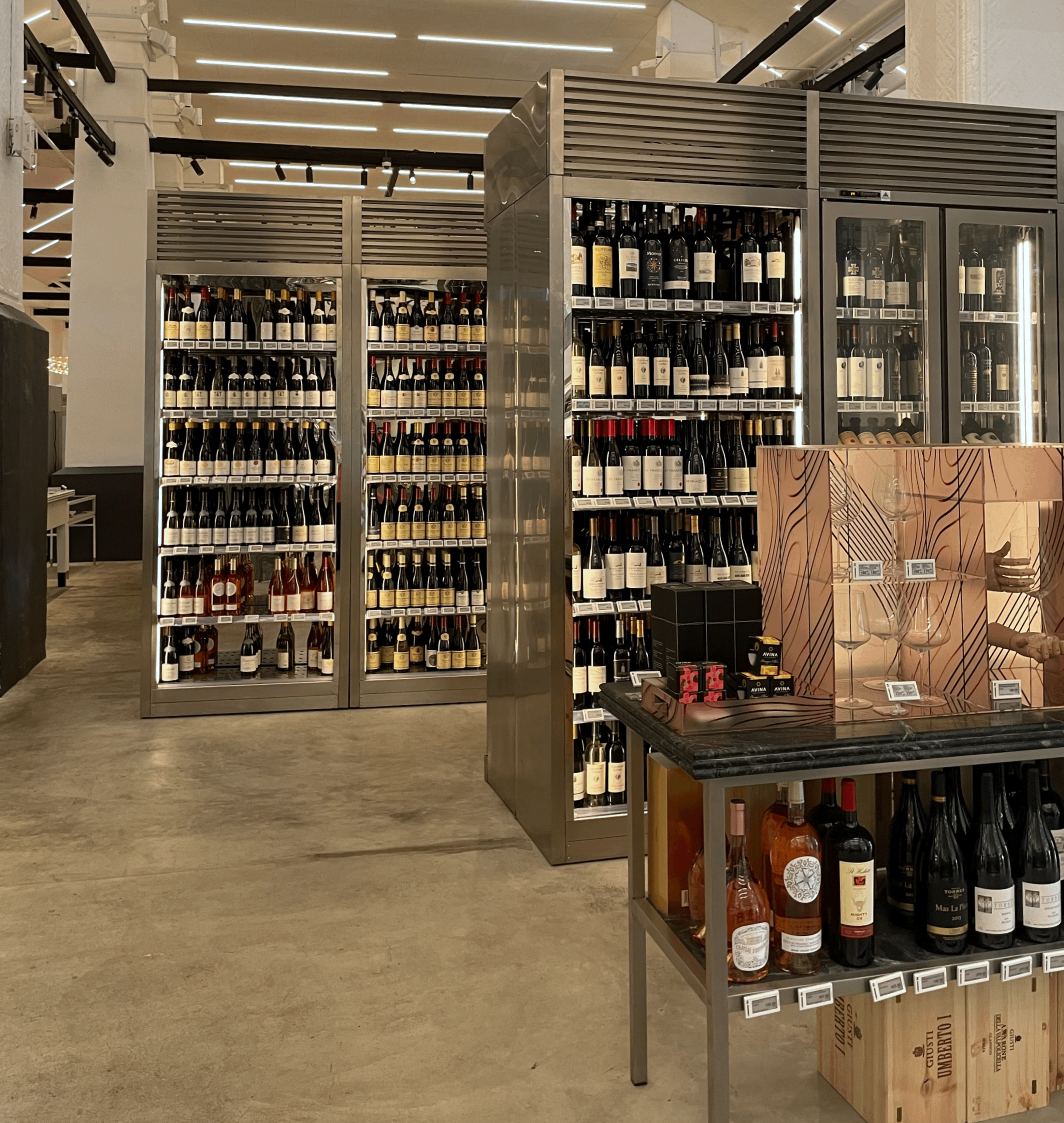 DEMPSEY HILL Culina Market 내부 사진으로 와인셀러를 찍은 사진