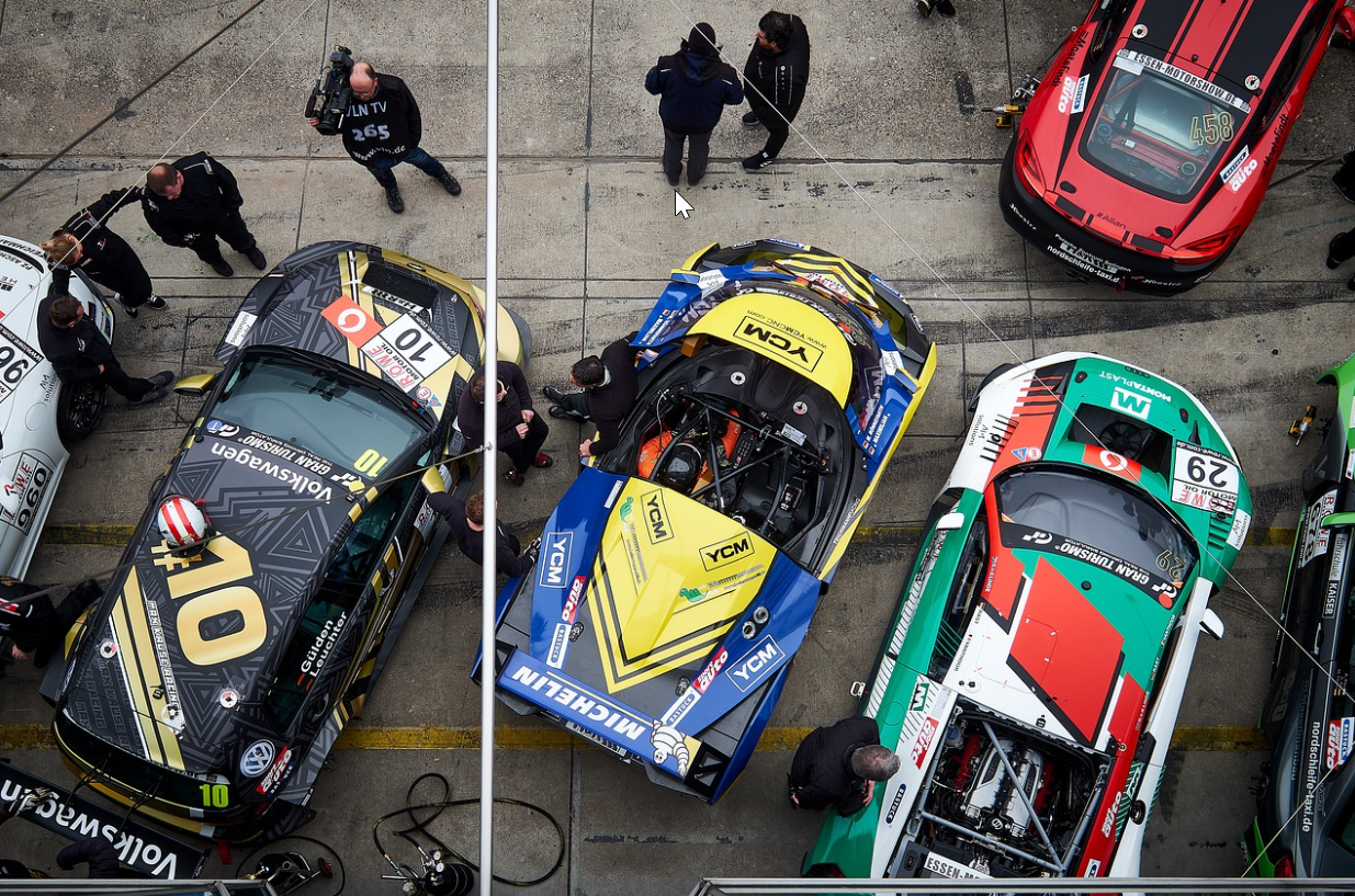 주차된 경주용 차들