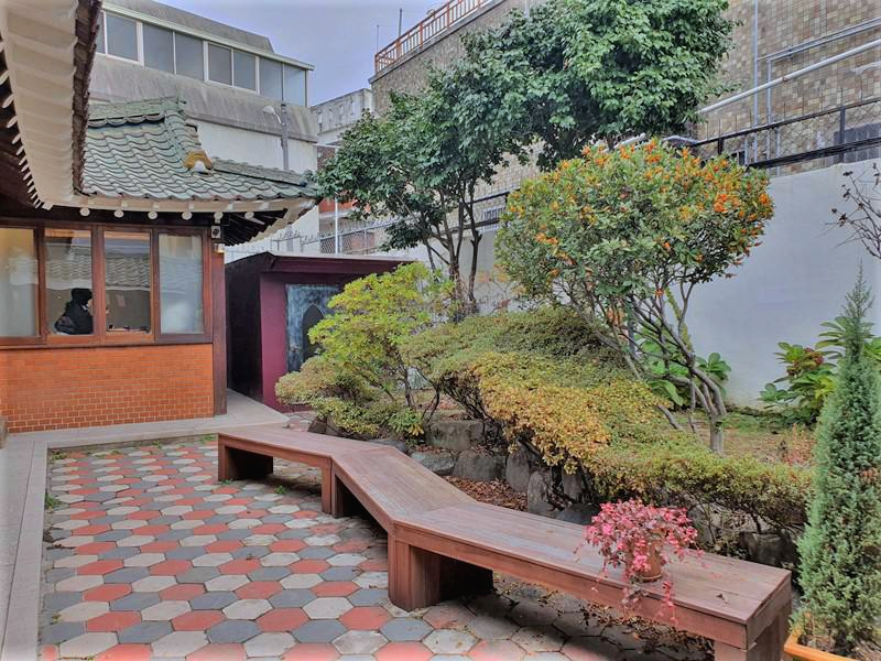 카페얀-마당-중앙-벤치