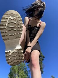 치마입고-새로산-신발을-자랑하는-소녀