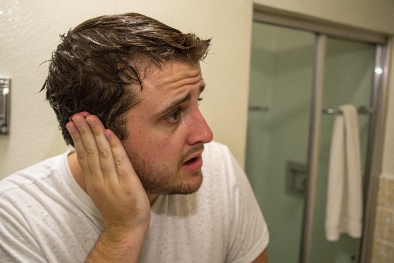 귀에 물 들어간 남성