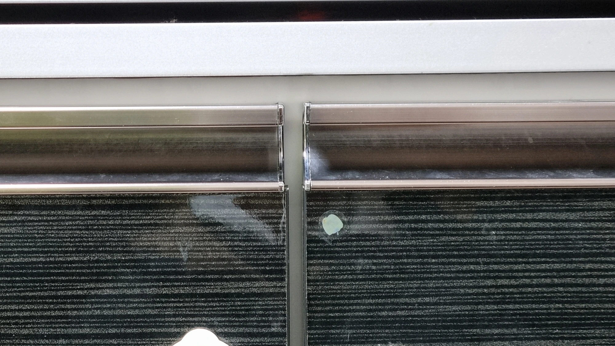 싱크대 문 간격 넓은 모습