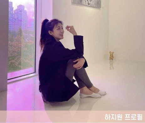 하지원 프로필&#44; 검은 상의와 하얀 양말 신은 모습