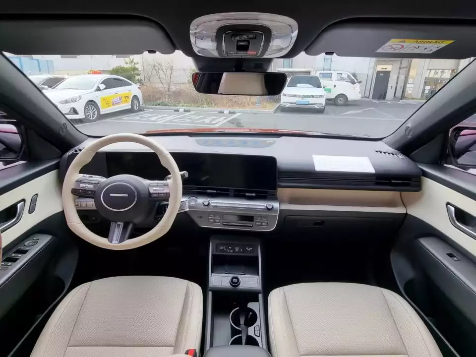 뒷좌석에서 본 코나의 실내입니다.