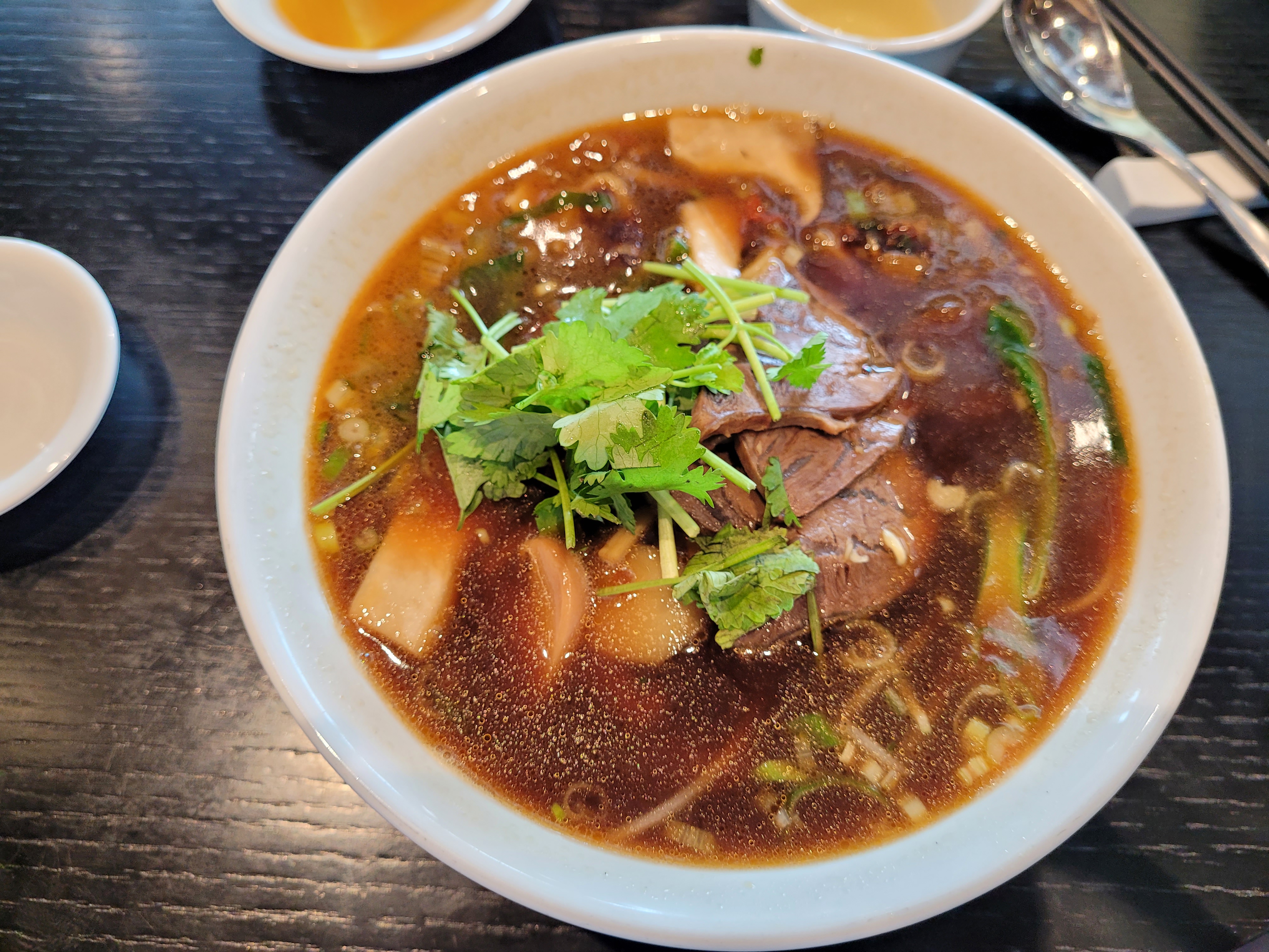 고수를 올린 우육탕면