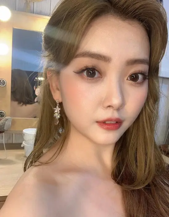 현역가왕- 갈색 긴머리 귀에는 별모양 금색 귀걸이 맨어깨를 드러낸채 화면을 보고 있는 요요미