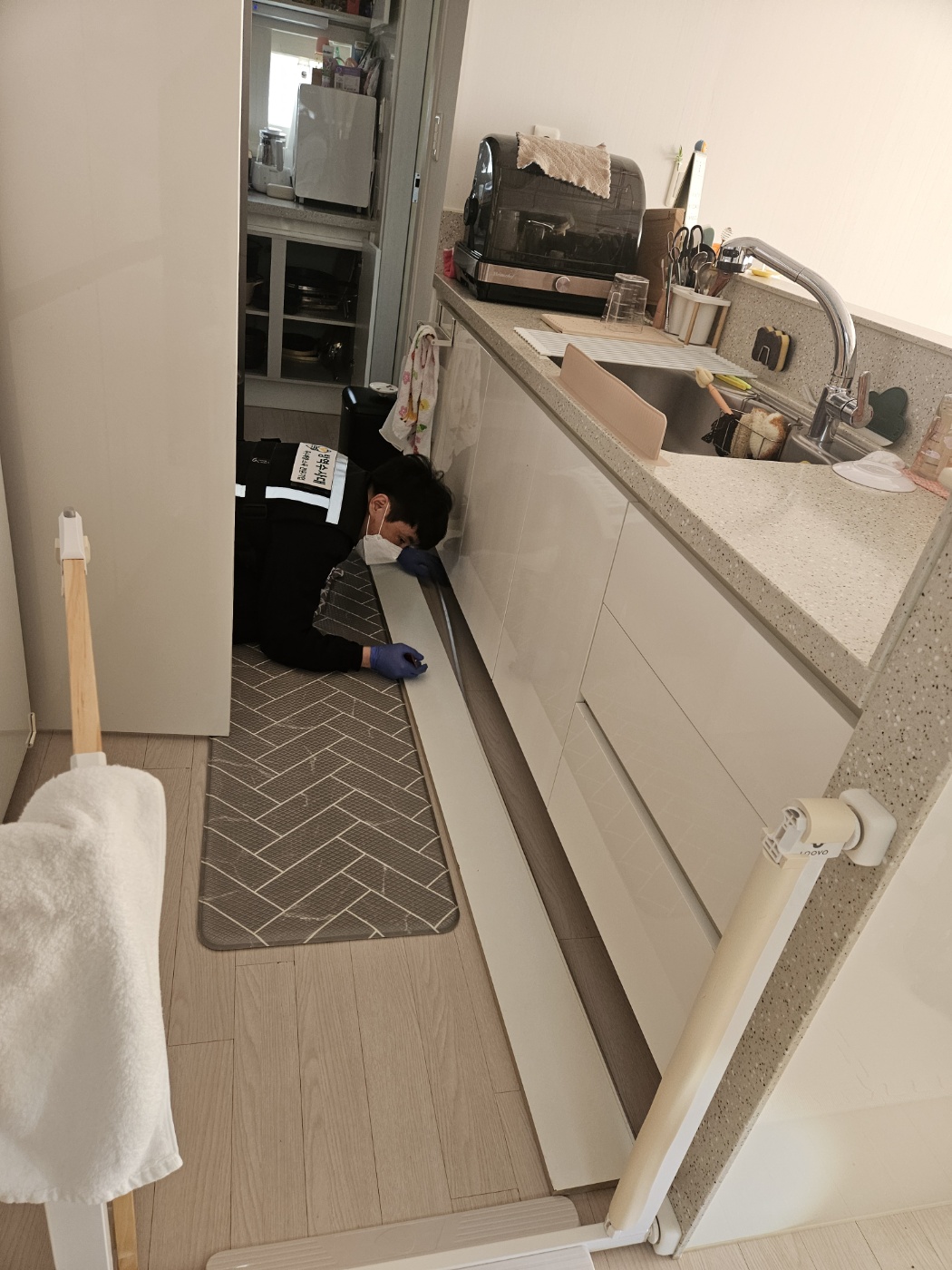 눈에 잘 띄지 않는 싱크대 하부, 배관 틈, 벽지 속, 가구 뒷면까지 꼼꼼히 조사