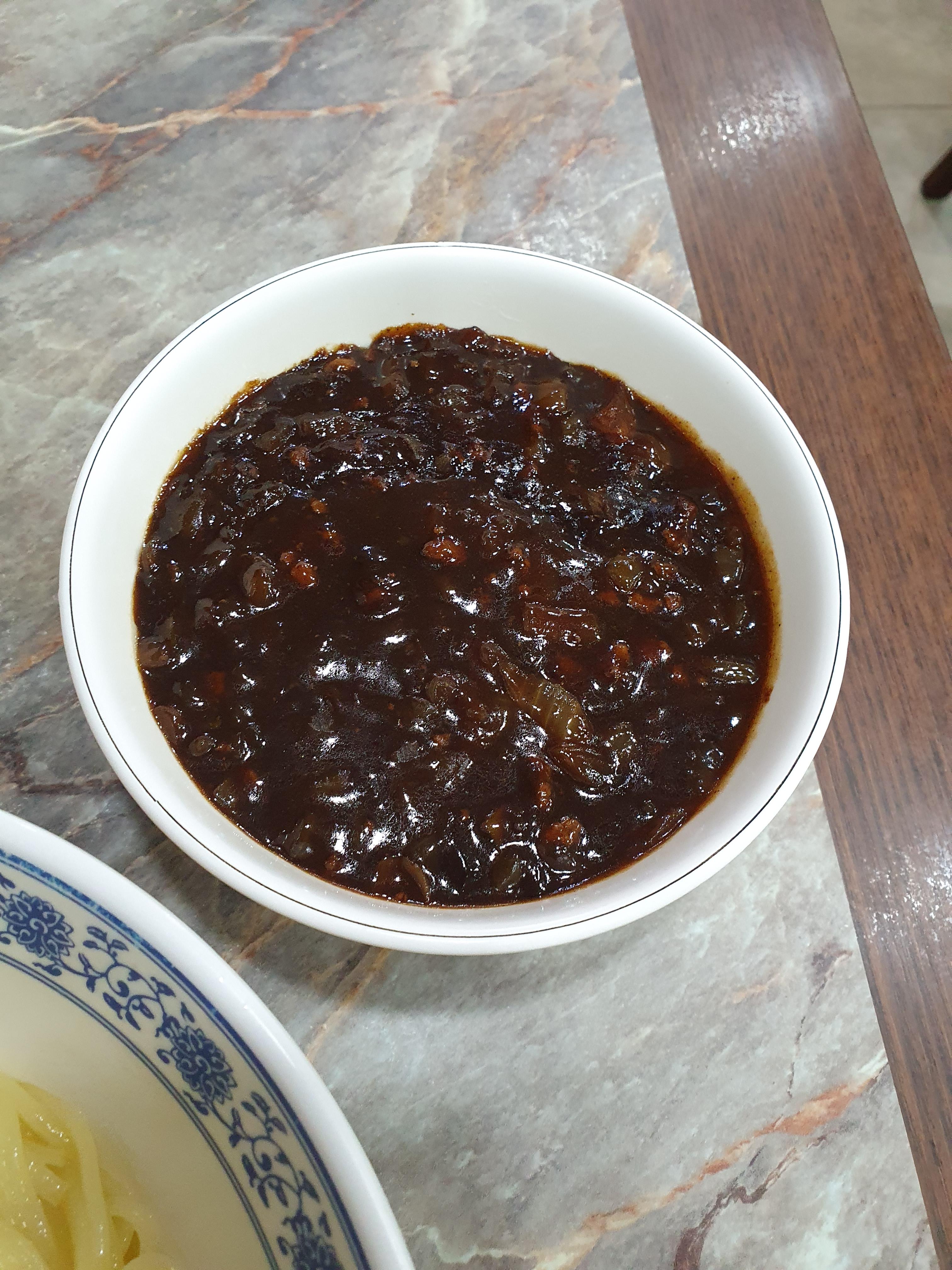 희락반점 유니짜장 춘장은 확실히 곱게 잘게 다져서 나옵니다.