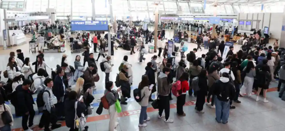 인천국제공항 출국장에서 해외로 나가려는 승객들이 여객기 탑승 수속을 밟기 위해 길게 줄을 서 있는 모습