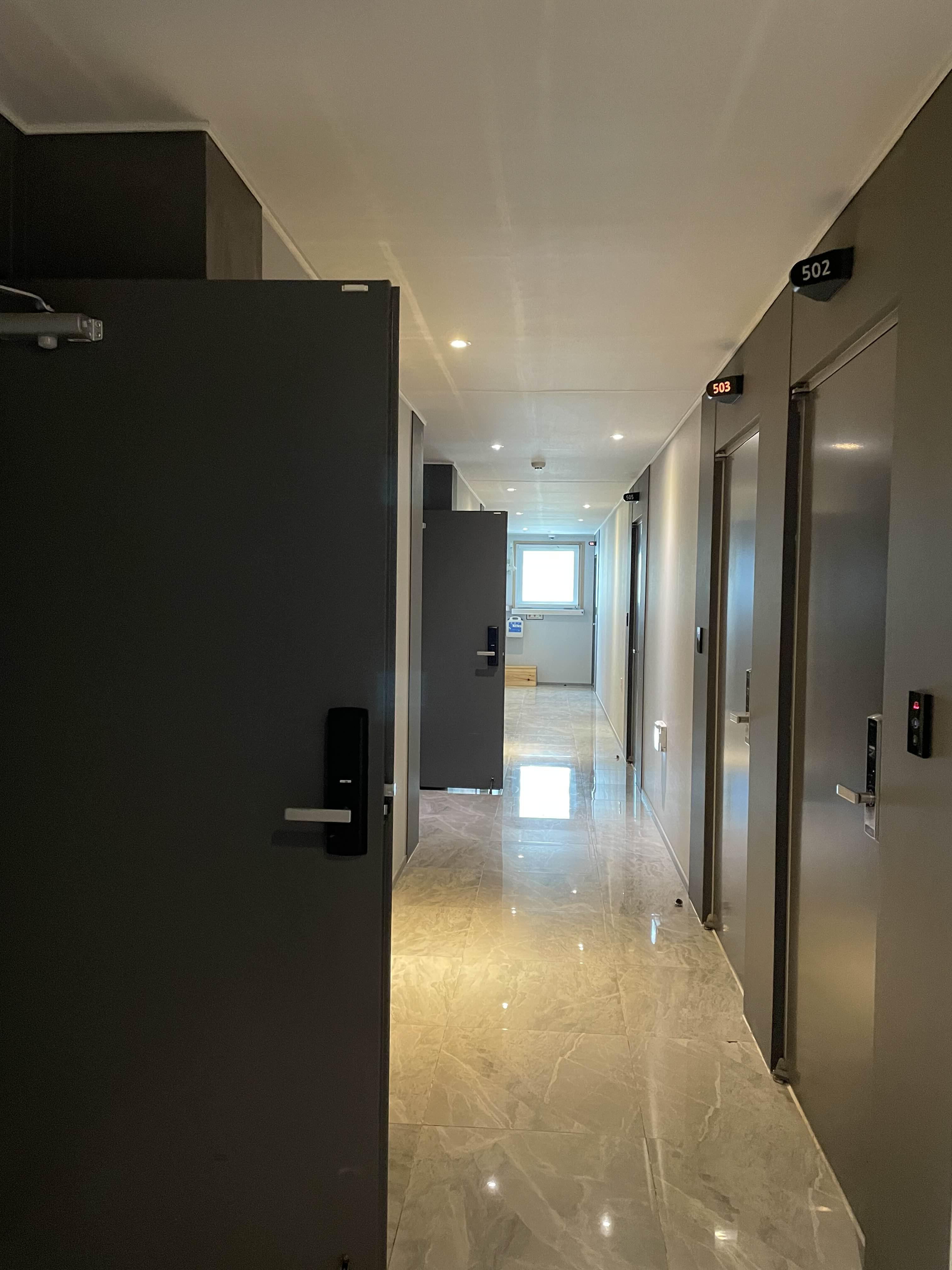 호텔 복도 사진